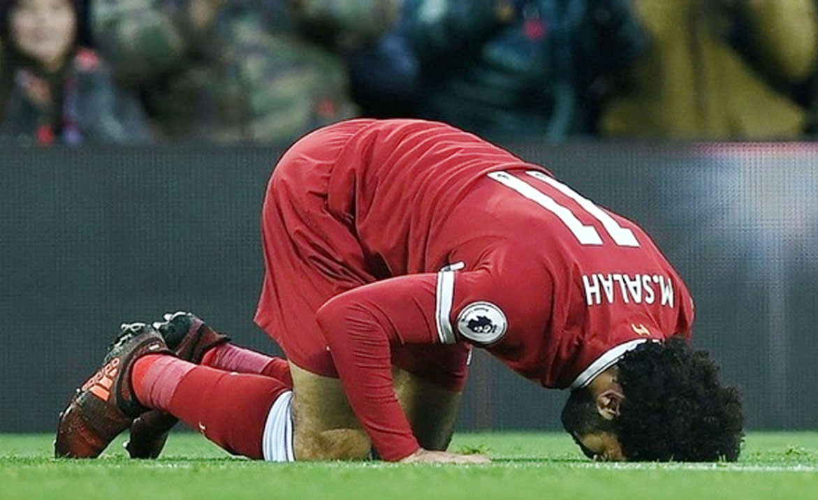 Mohamed Salah selalu Sujud Syukur usai Cetak Gol dan Jadi Panutan Mualaf