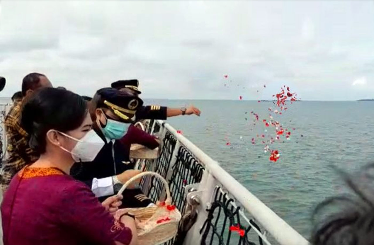 Keluarga Korban Sriwijaya Air Lakukan Tabur Bunga di Kepulauan Seribu