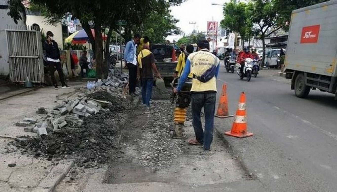 Pemkot Tangerang Perbaiki Jalan Rusak Pasca Banjir