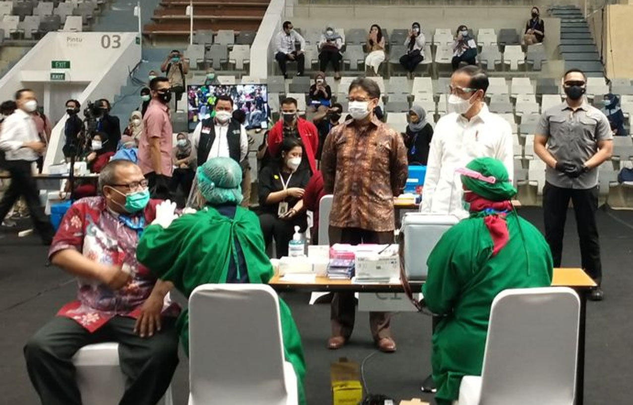 Presiden Jokowi Tinjau Vaksinasi Massal bagi SDM Kesehatan