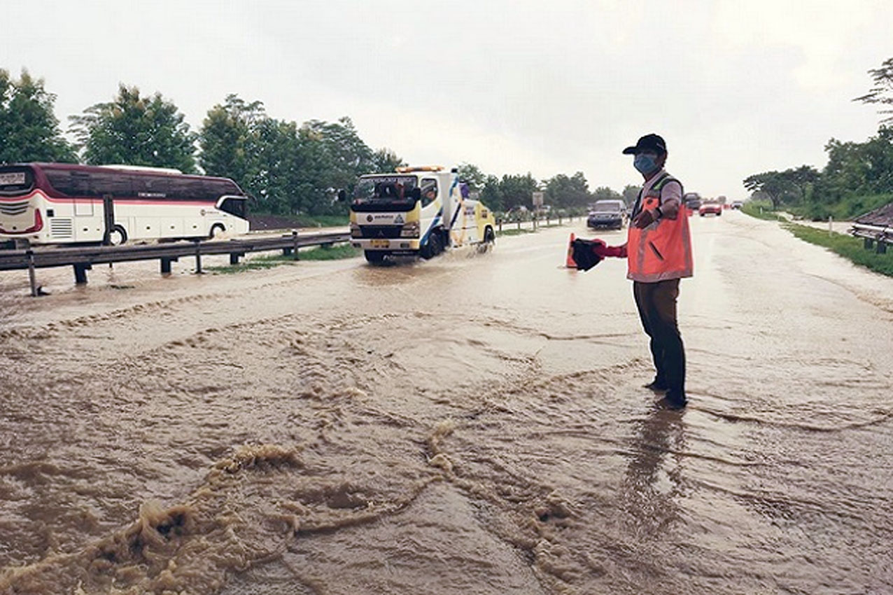 Hujan Deras akibatkan Tol Cipali Terendam Banjir, Lalu Lintas Tersendat