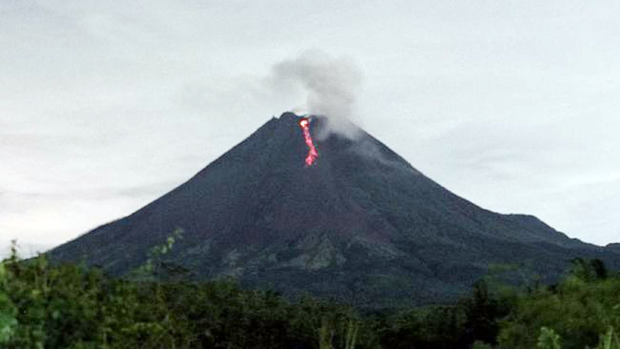 Gunung Merapi 10 Kali Mengeluarkan Guguran Lava Pijar