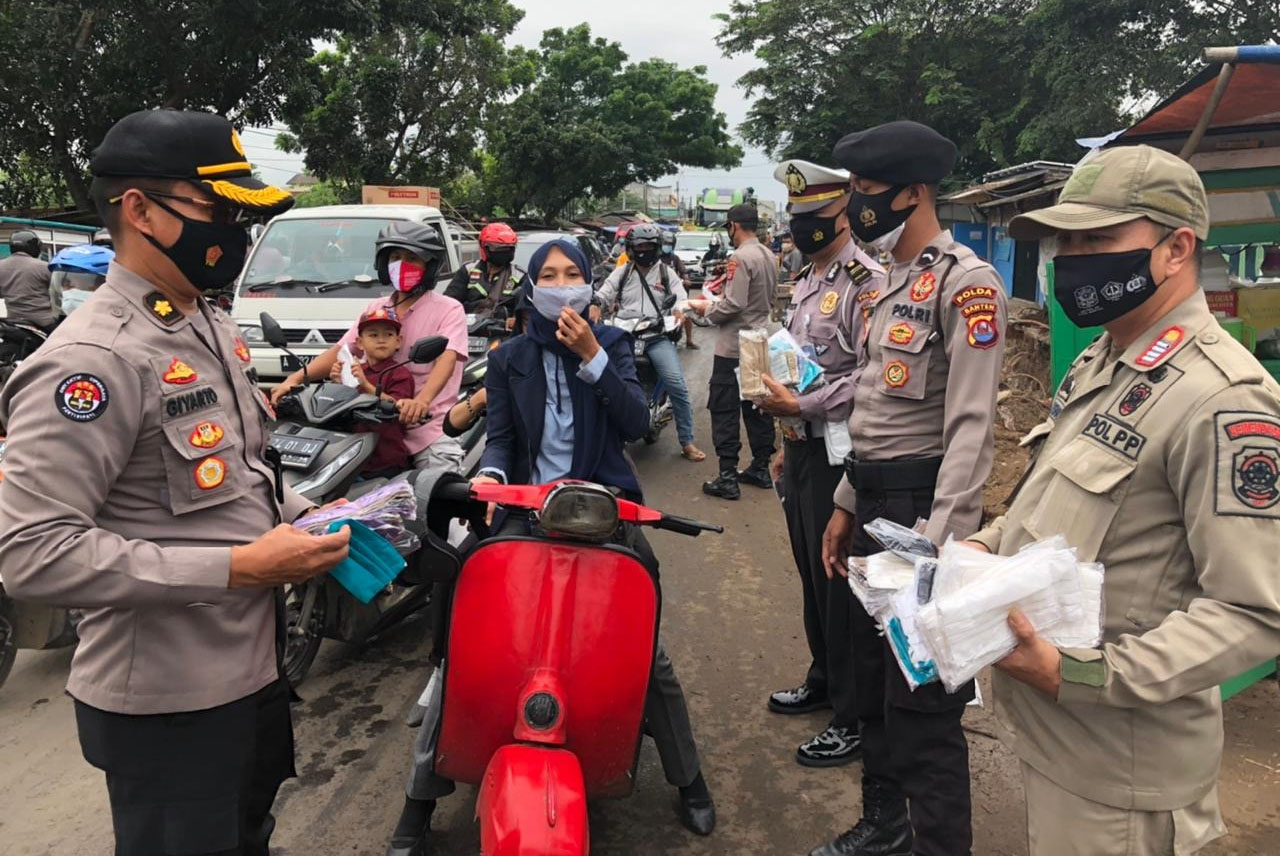 Satgas Aman Nusa 2021 Bagikan 15.000 Masker di Pasar Kalodran