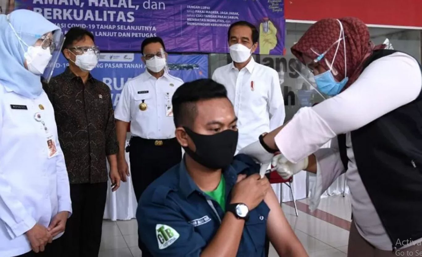 Presiden Jokowi Tinjau Vaksinasi Massal Pedagang di Pasar Tanah Abang