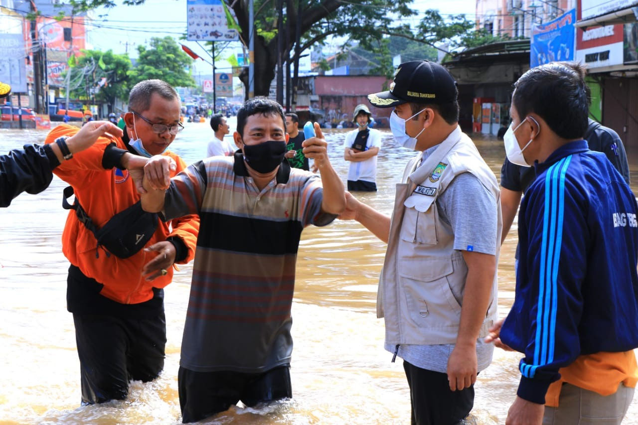 Tinjau Banjir di Ciledug, Wali kota Tangerang Instruksikan BPBD Buat Posko Bantuan dan Evakuasi