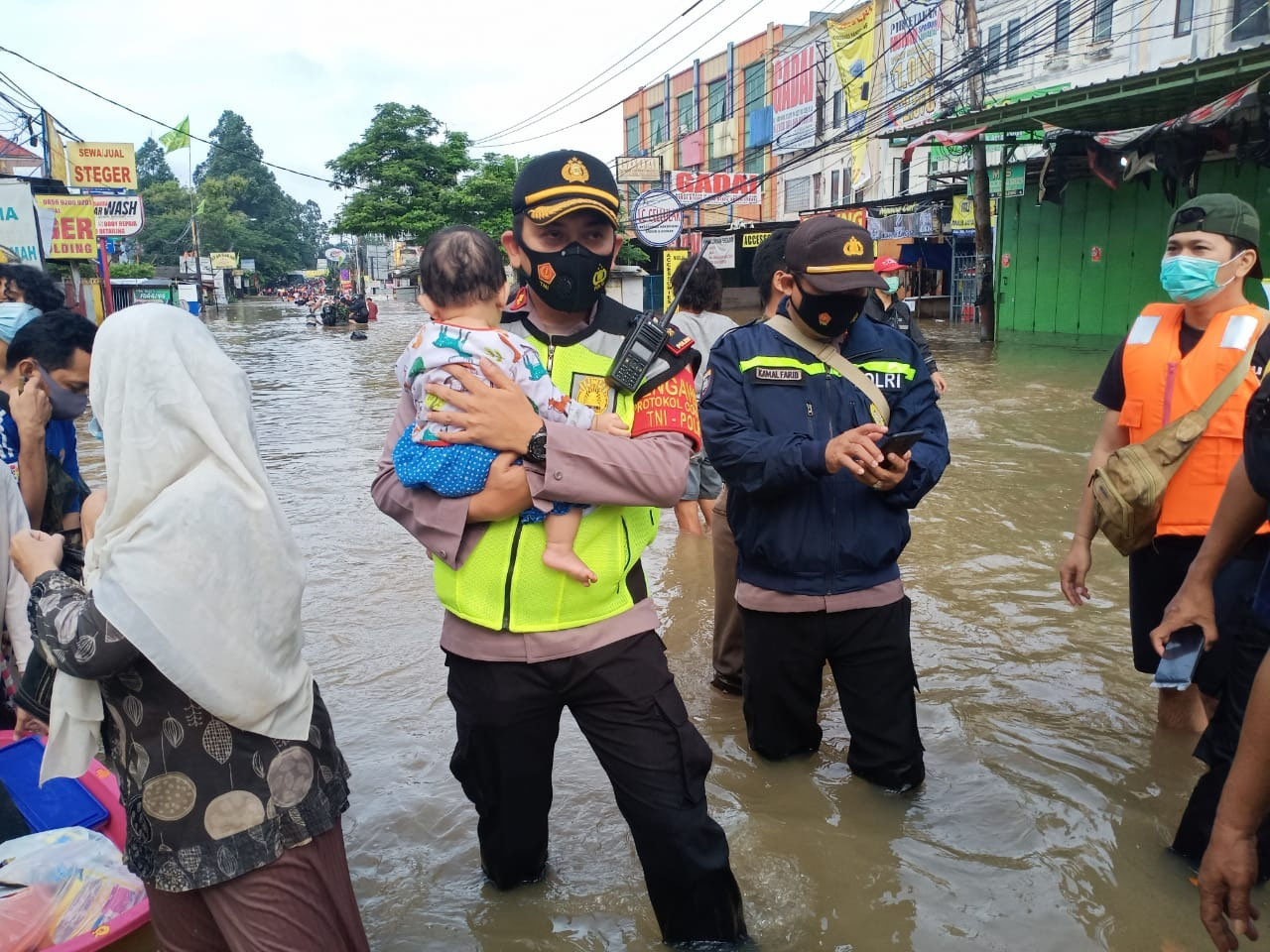 Personel TNI-Polri Dikerahkan Untuk Membantu Korban Banjir