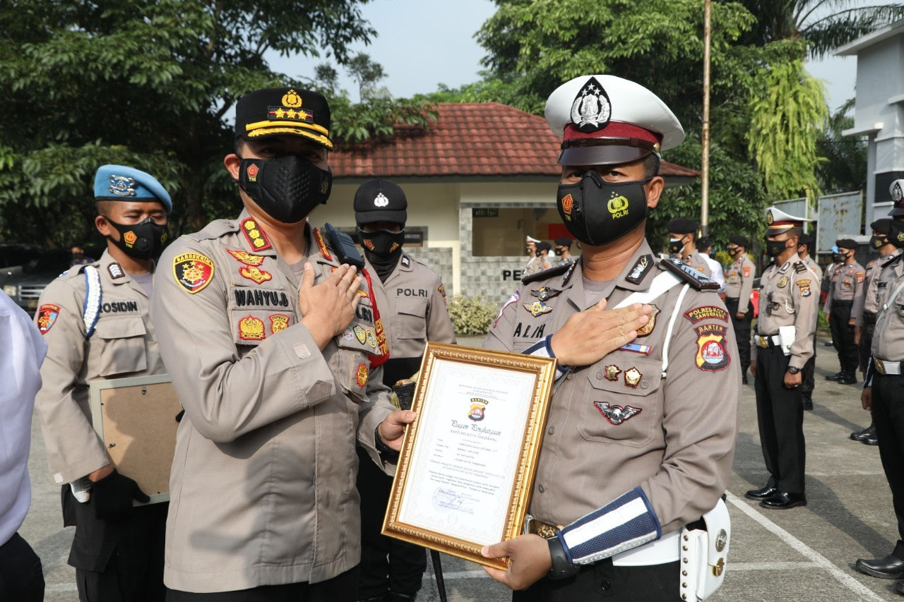 Berkinerja Baik, 27 Anggota Polresta Tangerang Terima Penghargaan