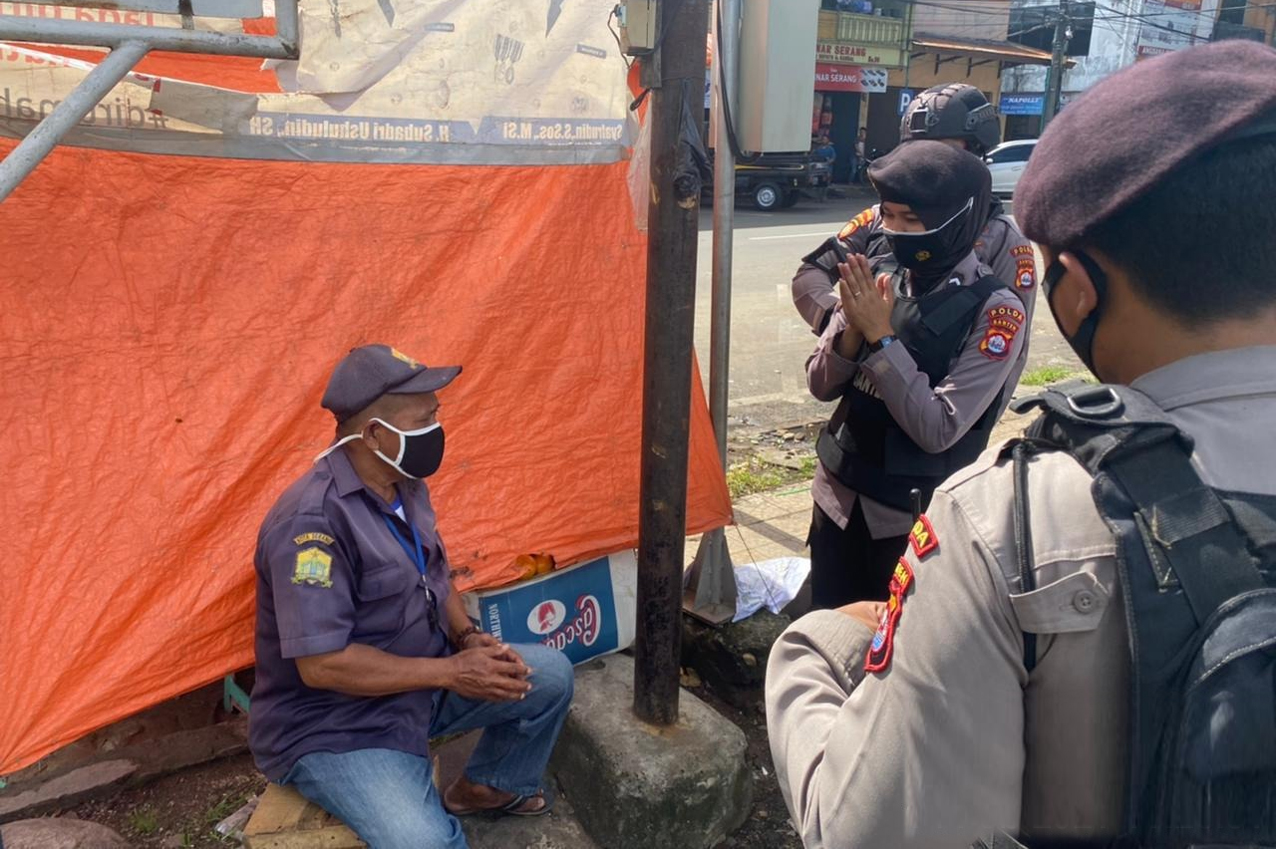 Melalui Patroli R2, Personel Ditsamapta Polda Banten Berikan Himbauan Kepada Masyarakat