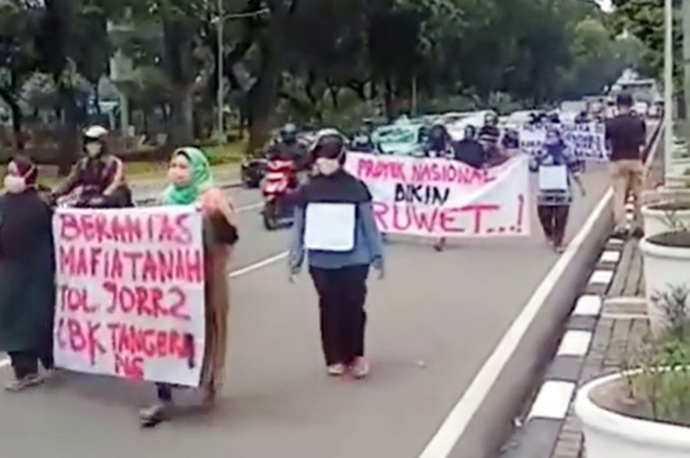 Aksi Longmarch, Warga Gusuran Tol JORR II ke Istana Negara untuk Menemui Presiden Jokowi