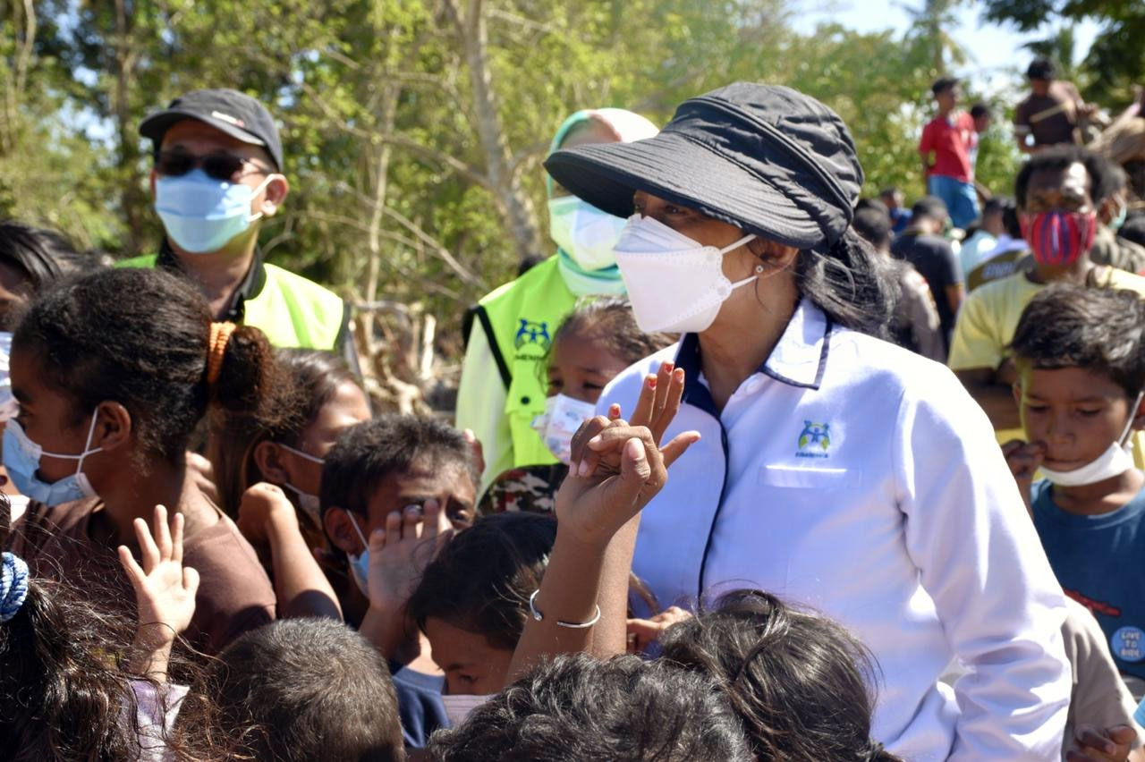 Menteri PPPA Temui Perempuan dan Anak Korban Bencana di Desa Pukdale NTT