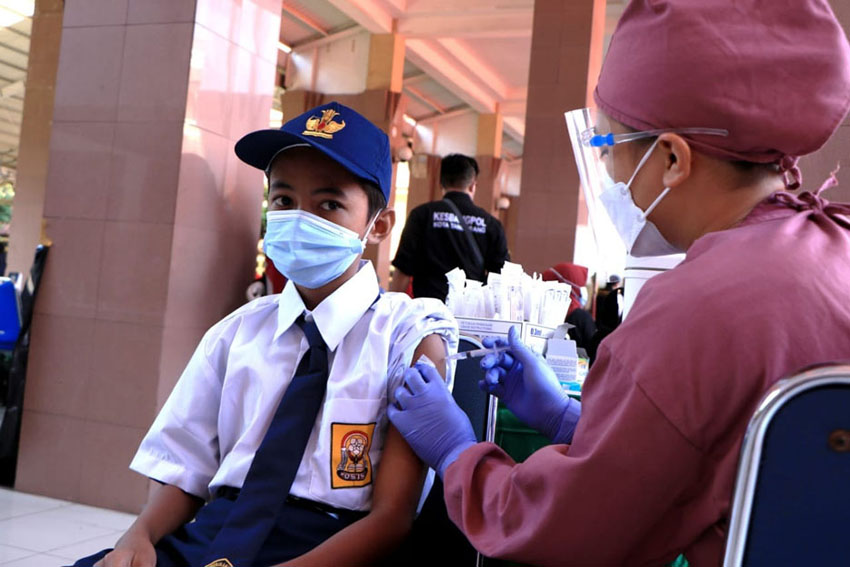 Ribuan Pelajar Ikuti Vaksinasi Massal Dosis 1 di Gedung Puspem Kota Tangerang