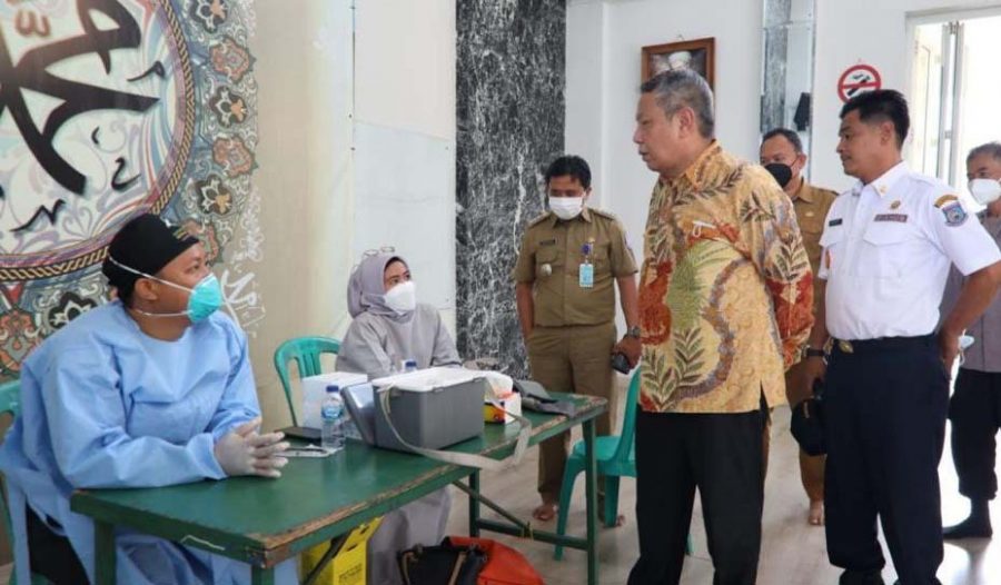 Walikota Tangsel Tinjau Kegiatran Vaksinasi Lansia di Wilayah Pamulang