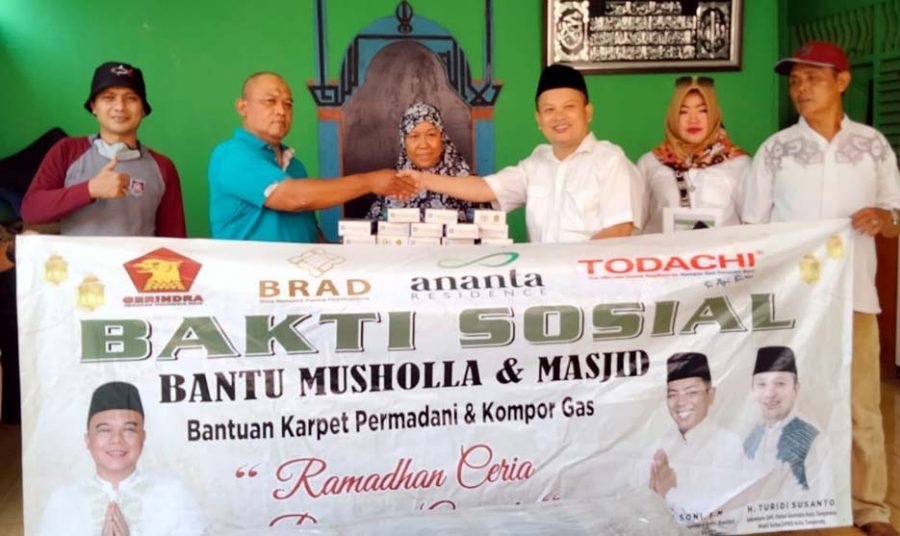 Partai Gerindra Berikan Karpet untuk 31 Masjid dan Mushola di Cipondoh