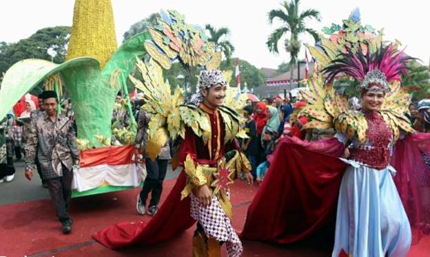 Pemkot Serang Menggelar Pawai Budaya Peringatan HUT Kota Serang ke-15