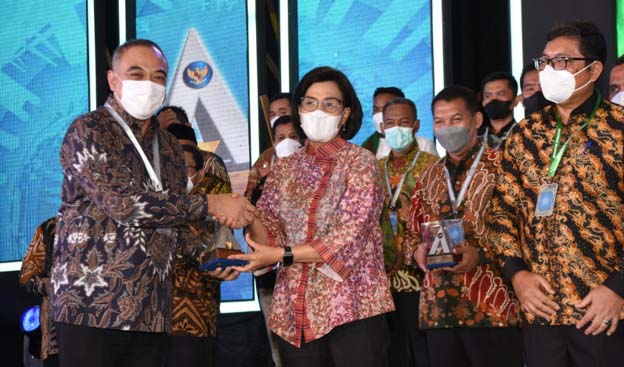 Menkeu Serahkan Penghargaan Opini WTP kepada Bupati Zaki