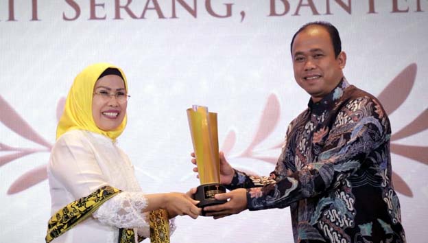 Ratu Tatu Raih Penghargaan Kepala Daerah Perempuan Inspiratif 2022