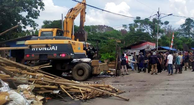 Usai Disidak DPRD, Bangunan Liar di Kecamatan Benda Ditertibkan