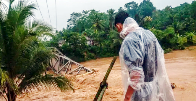 Diterjang Banjir Susulan Jembatan Cimanyak Kabupaten Lebak Roboh