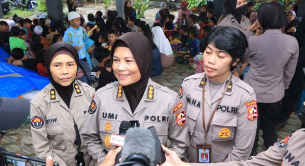 Polwan Divhumas Polri Hibur Anak-anak Korban Gempa Cianjur