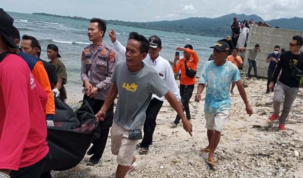 Satpolairud Evakuasi Korban Tenggelam di Pantai Paradis Carita