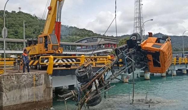 Dislambair Evakuasi Truk yang Jatuh di Dermaga 5 Pelabuhan Merak