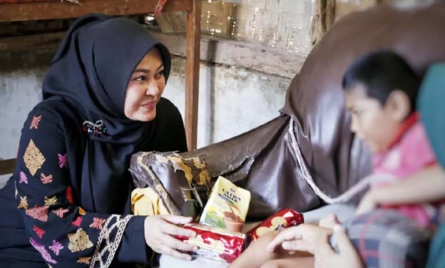 Bupati Pandeglang Berikan Bantuan Anak Penderita Gangguan Saraf