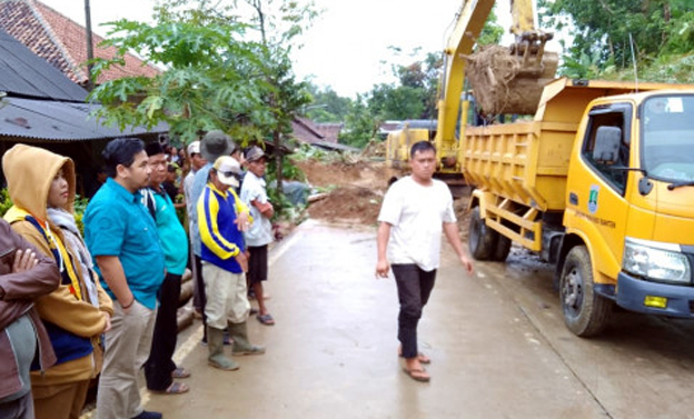 Pemprov Banten Kerahkan Tim Penanganan Tanah Longsor di Pandeglang