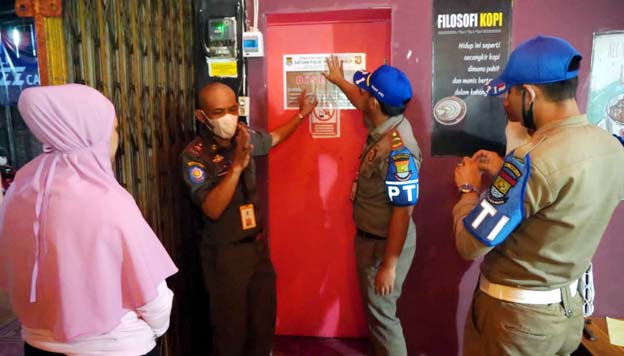 Satpol PP Segel Cafe & Resto di Desa Cangkudu Kecamatan Cisoka