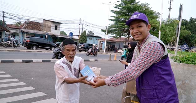 BMM Bagikan Ratusan Paket Ifthar Ramadhan di Cisauk