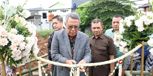 Benyamin Resmikan Pembangunan Turap Kali Puri Bintaro Indah