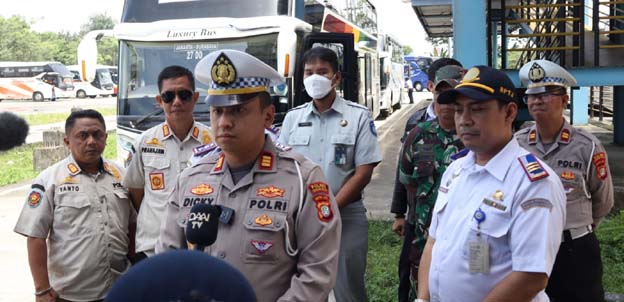 Polres Tangsel Dampingi ‘Ram Check’ Kendaran di Terminal Pondok Cabe