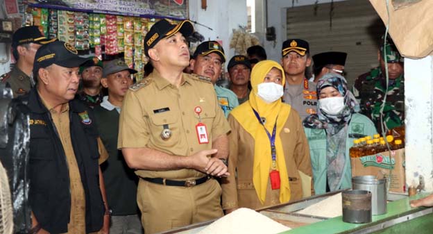 Bupati Zaki Tinjau Stok Kebutuhan Pokok Jelang Lebaran