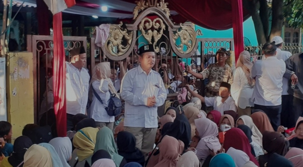 Jelang Idul Fitri, Wakil Ketua DPRD Bagikan Ribuan Paket Sembako