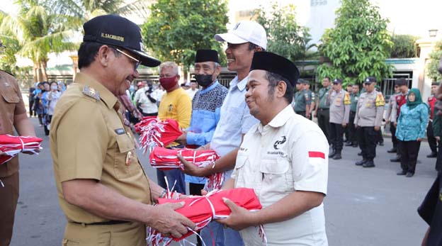 Sachrudin Berikan 1000 Bendera Merah Putih di Kecamatan Benda