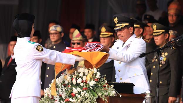 Sachrudin Pimpin Upacara Penurunan Bendera Merah Putih