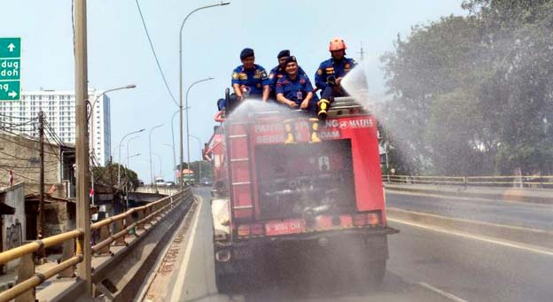 BPBD Kota Tangerang Intensifkan Penyemprotan Jalan Protokol