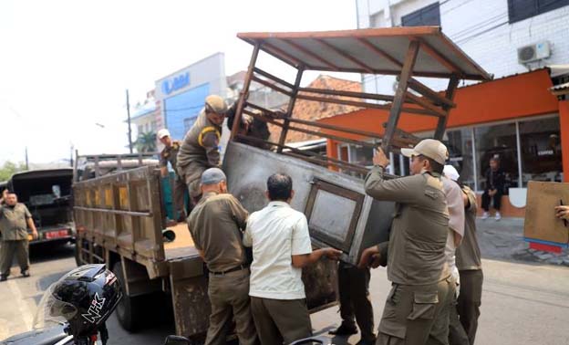 Satpol PP Kota Tangerang Tertibkan PKL di Jalur Strategis