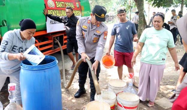 Polsek Cisauk Beri Bantuan Air Bersih untuk Warga Koceak