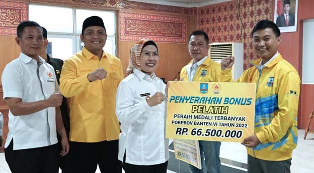 Bupati Tatu Berikan Bonus untuk Atlet Porprov VI 2022 Rp3,46 Miliar