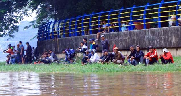 Ratusan Warga Ikuti Mancing Bersama di Bantaran Sungai Cisadane