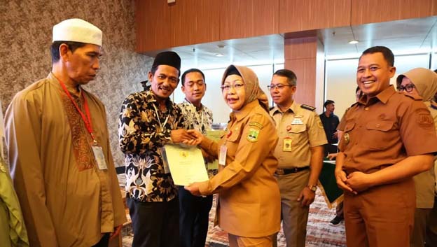 Pj Sekda Virgojanti Hadiri Penyerahan Sertipikat Tanah oleh BPN