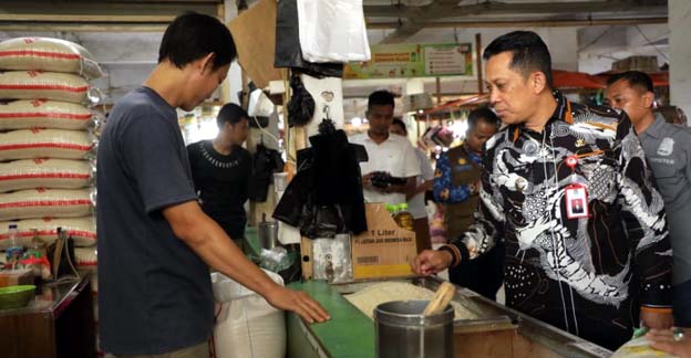 Pj Bupati Tangerang Tinjau Harga Sembako di Pasar Gudang