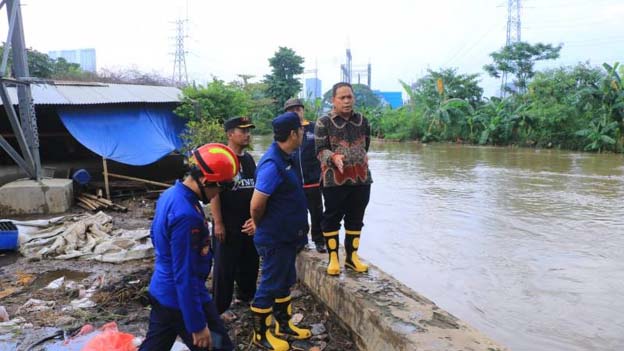 Pj Walikota Tangerang Tinjau Penanganan Banjir di Cipondoh