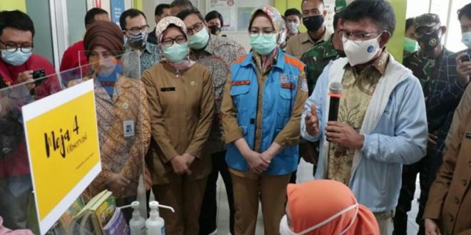 Airin Dampingi Menkominfo Cek Persiapan Akhir Vaksinasi COVID-19 di Kota Tangsel