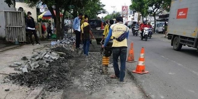 Pemkot Tangerang Perbaiki Jalan Rusak Pasca Banjir