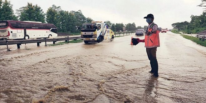 Hujan Deras akibatkan Tol Cipali Terendam Banjir, Lalu Lintas Tersendat