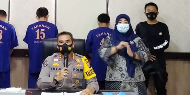 Polda Banten Libatkan Juru Bahasa Isyarat untuk Kaum Difabel dalam Konferensi Pers