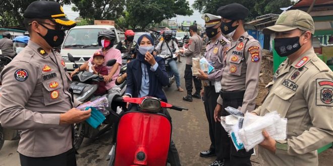 Satgas Aman Nusa 2021 Bagikan 15.000 Masker di Pasar Kalodran