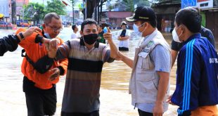 Tinjau Banjir di Ciledug, Wali kota Tangerang Instruksikan BPBD Buat Posko Bantuan dan Evakuasi