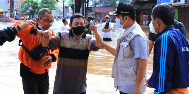 Tinjau Banjir di Ciledug, Wali kota Tangerang Instruksikan BPBD Buat Posko Bantuan dan Evakuasi